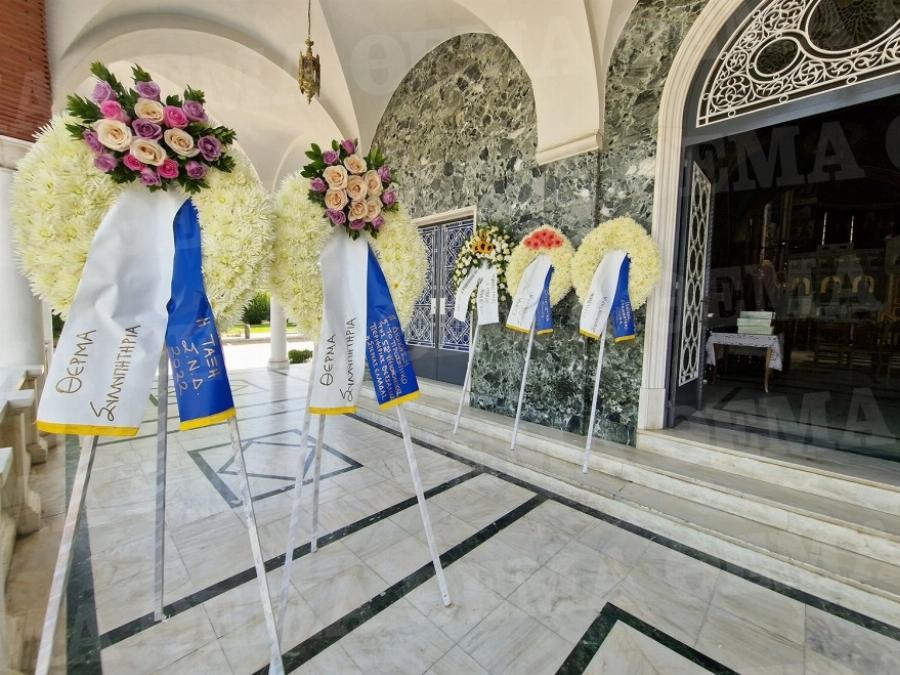 Τσακίζει κόκκαλα η κηδεία της 19χρονης Θάλειας στη Λάρισα: Σε κλίμα οδύνης και με τιμές από άγημα του Πολεμικού Ναυτικού