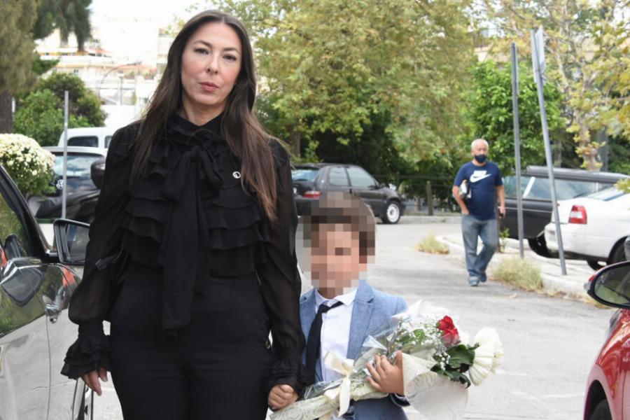 Συγκινήθηκε όλη η Ελλάδα: Η στιγμή που η Ζωζώ Σαπουντζάκη φιλάει το φέρετρο της Μάρθας Καραγιάννη και ξεσπάει σε λυγμούς