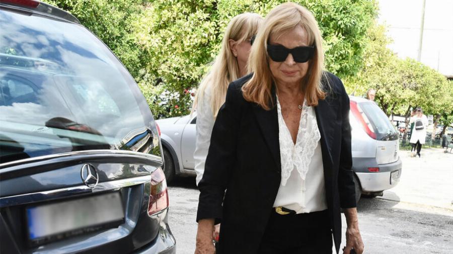 Συγκινήθηκε όλη η Ελλάδα: Η στιγμή που η Ζωζώ Σαπουντζάκη φιλάει το φέρετρο της Μάρθας Καραγιάννη και ξεσπάει σε λυγμούς
