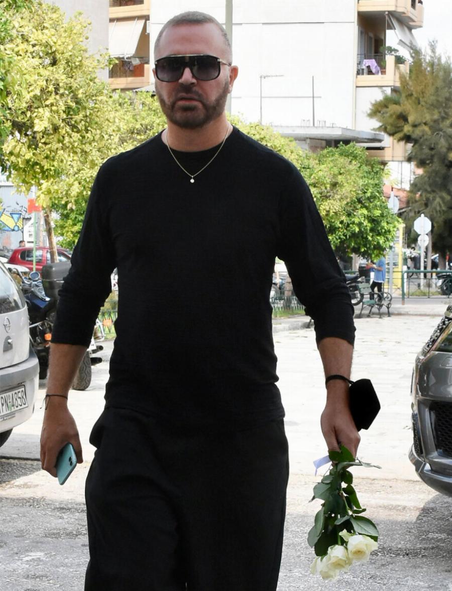 Συγκινήθηκε όλη η Ελλάδα: Η στιγμή που η Ζωζώ Σαπουντζάκη φιλάει το φέρετρο της Μάρθας Καραγιάννη και ξεσπάει σε λυγμούς