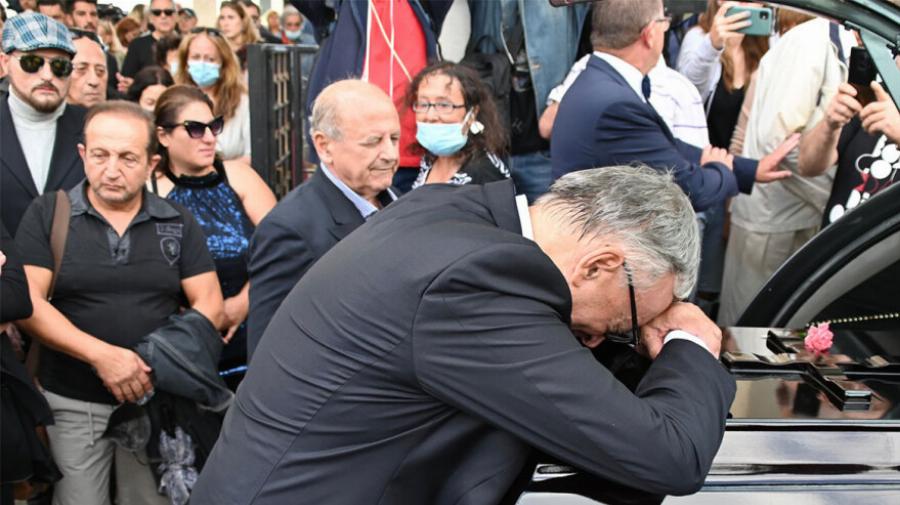 Συγκινήθηκε όλη η Ελλάδα: Η στιγμή που η Ζωζώ Σαπουντζάκη φιλάει το φέρετρο της Μάρθας Καραγιάννη και ξεσπάει σε λυγμούς