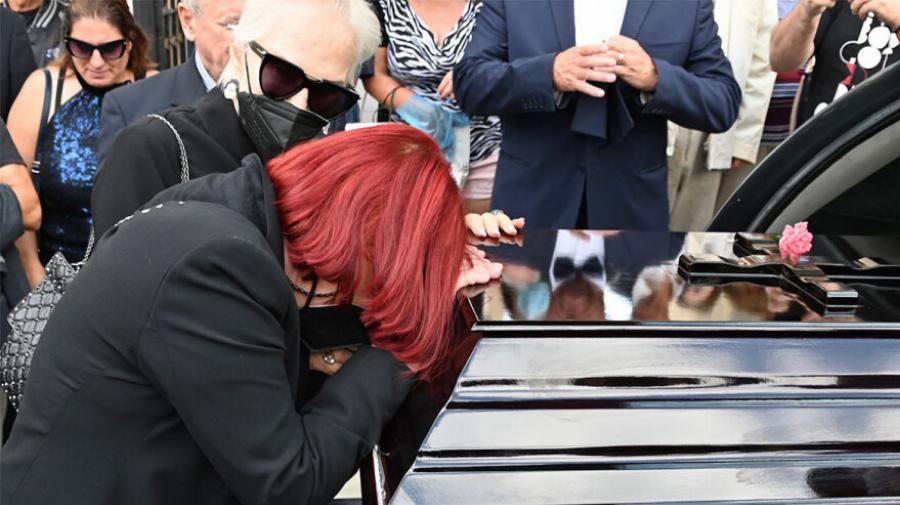 Συγκινήθηκε όλη η Ελλάδα: Η στιγμή που η Ζωζώ Σαπουντζάκη φιλάει το φέρετρο της Μάρθας Καραγιάννη και ξεσπάει σε λυγμούς