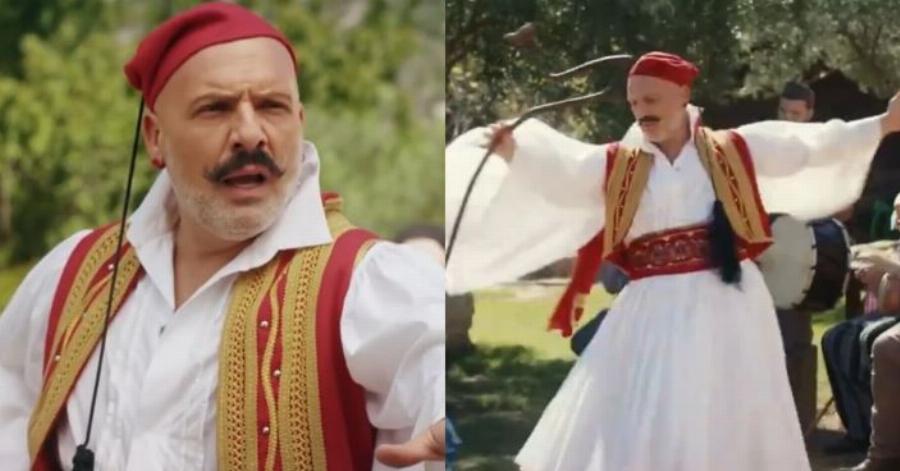 Απόλυτο αρσενικό ο Νίκος Μουτσινάς: Ντύθηκε τσολιάς και έριξε το ίντερνετ με την αντρίλα του και το μουστάκι του