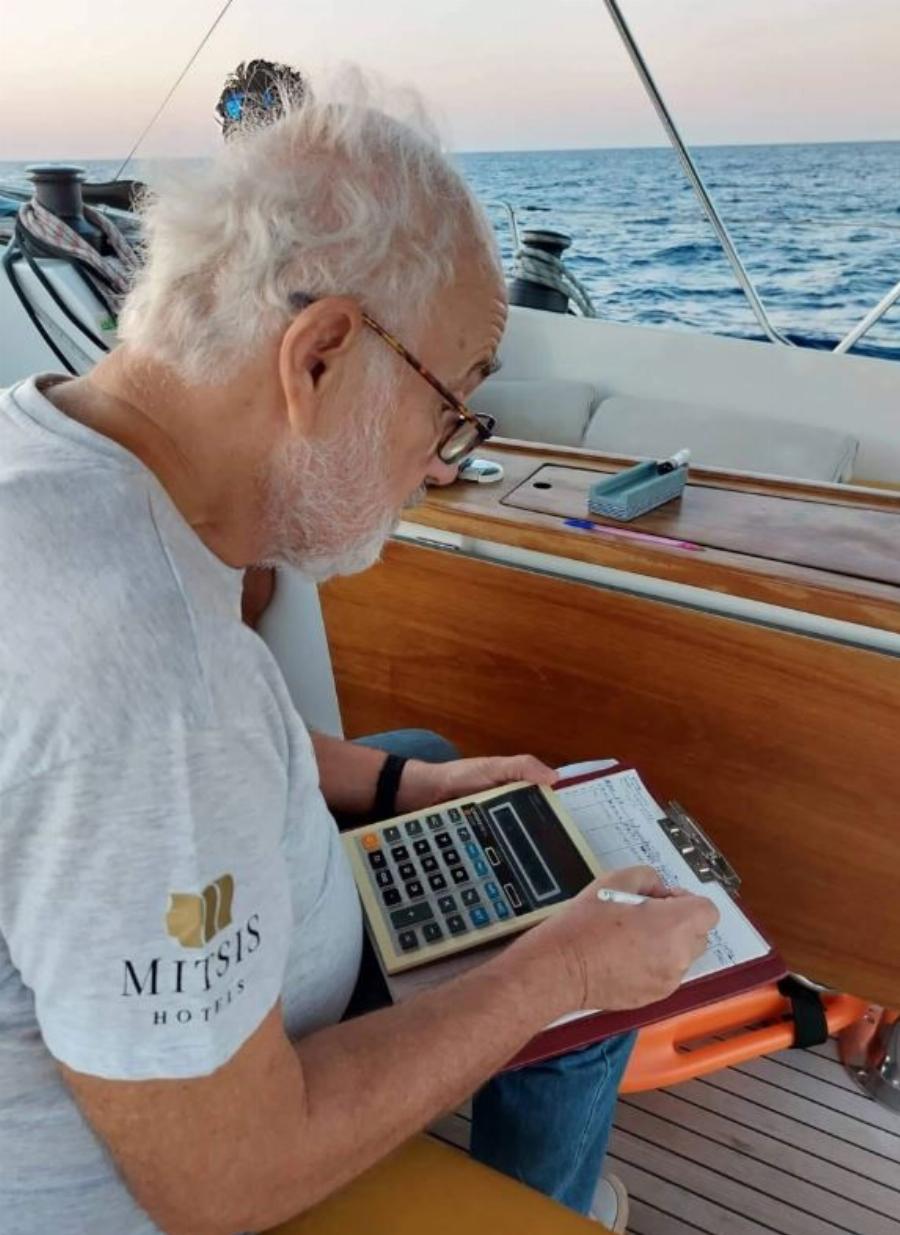 Όργωσε τις θάλασσες: Ο Σπύρος Χρυσικόπουλος κολύμπησε από τη Ρόδο στο Καστελόριζο σε 64 ώρες χωρίς διακοπή