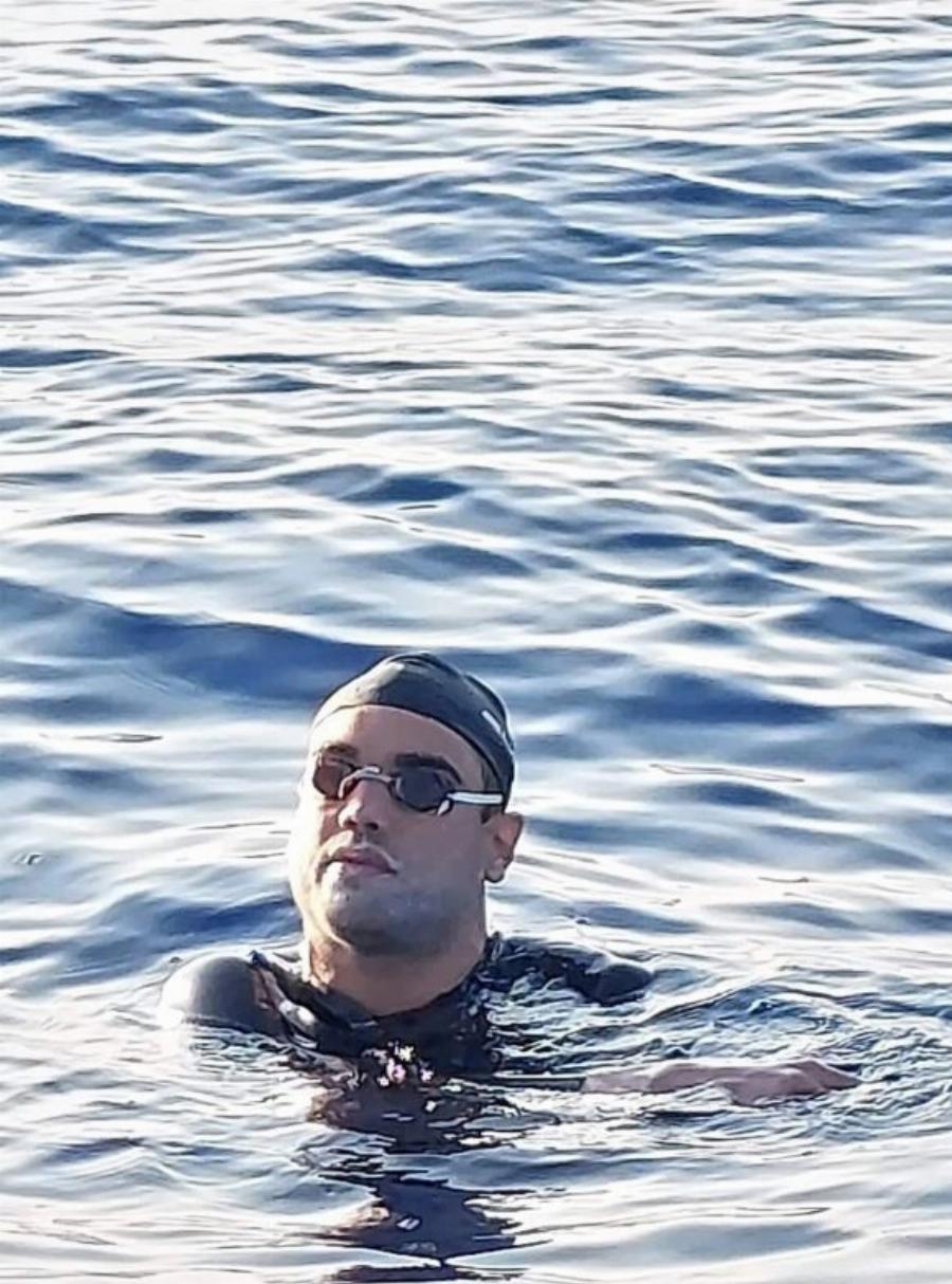 Όργωσε τις θάλασσες: Ο Σπύρος Χρυσικόπουλος κολύμπησε από τη Ρόδο στο Καστελόριζο σε 64 ώρες χωρίς διακοπή