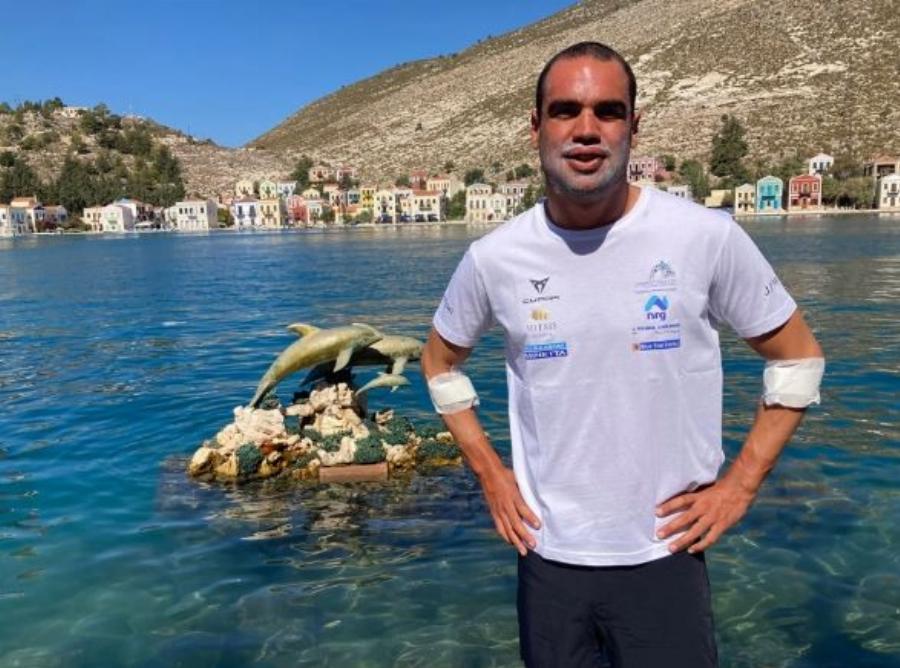 Όργωσε τις θάλασσες: Ο Σπύρος Χρυσικόπουλος κολύμπησε από τη Ρόδο στο Καστελόριζο σε 64 ώρες χωρίς διακοπή