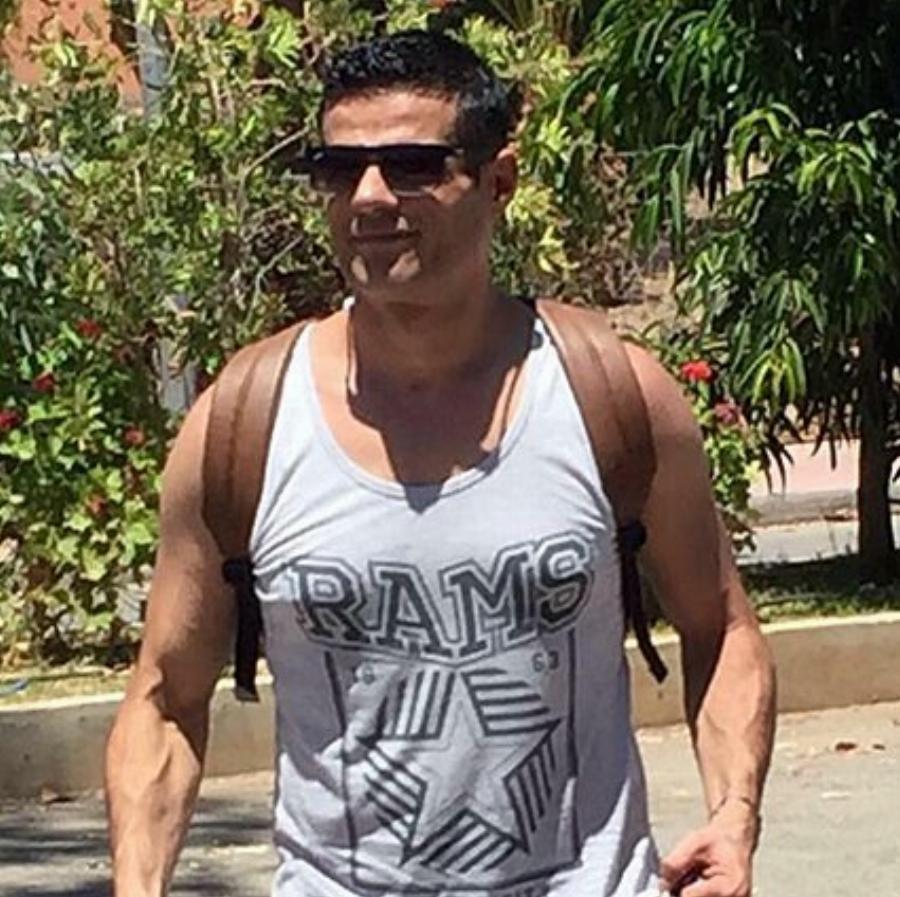 Από φοιτητής σε γοητευτικό ζεν πρεμιέ: Άλλος άνθρωπος ο Τέλης από το Εμείς κι Εμείς 24 χρόνια μετά