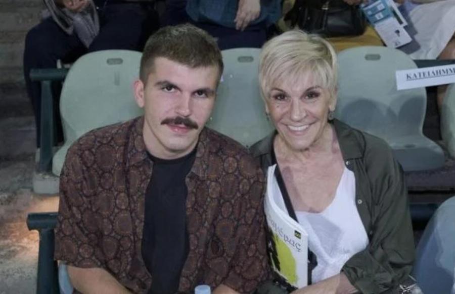 Χρύσα Ρώπα: Η υιοθεσία, ο δύσκολος χωρισμός με τον Θανάση Λάλα, η ανεργία και η μάχη με τον καρκίνο