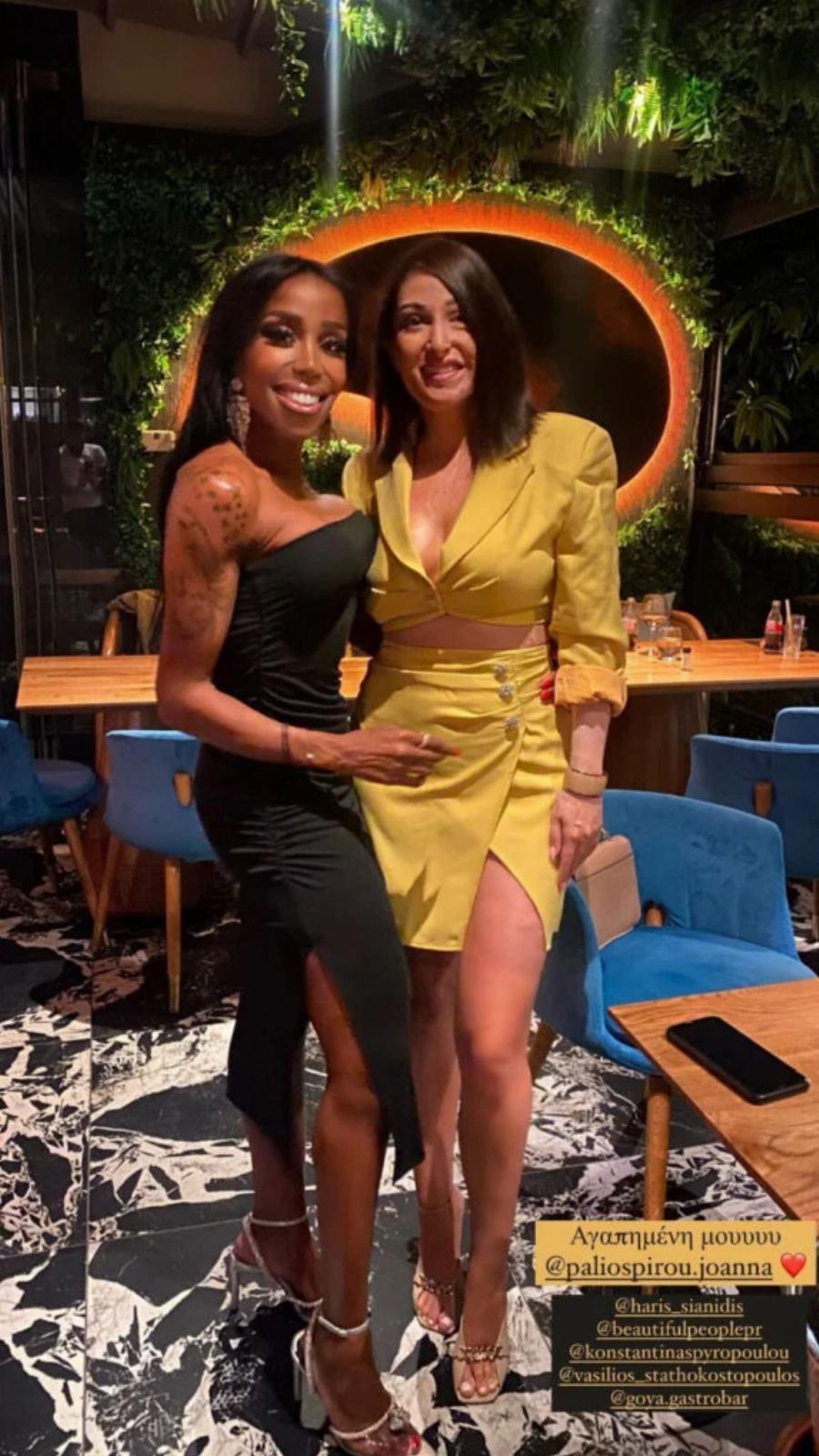 Άψογο κορμί με μίνι φούστα και crop top: Η Ιωάννα Παλιοσπύρου δείχνει το καλλίγραμμο σώμα της και περνάει δυνατό μήνυμα