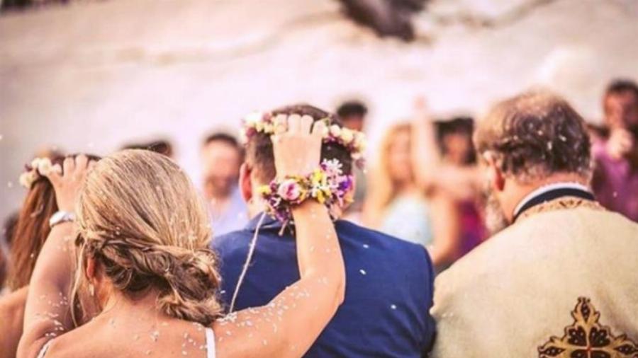 Ερώτηση απελπισμένης αναγνώστριας: “Η κουμπάρα μου από όταν πήρε διαζύγιο, ρίχνεται στον άντρα μου. Τί να κάνω;”