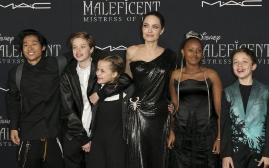 Μοιάζουν σαν δύο σταγόνες νερό: Ο μκρός γιος της Αντζελίνα Τζολί και του Μπράντ Πιτ, μεγάλωσε και έχει πάρει την ομορφιά της μητέρας του