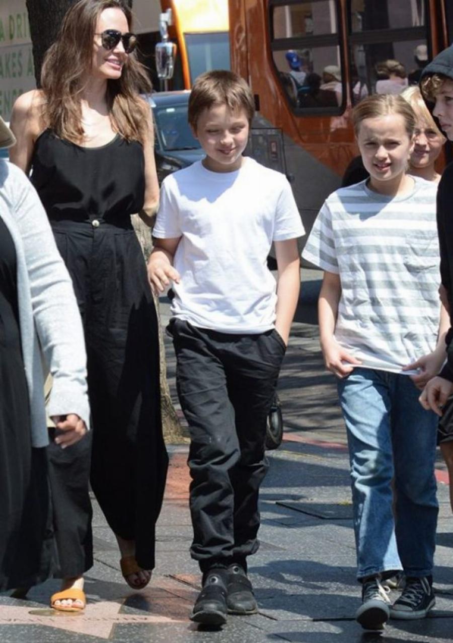 Μοιάζουν σαν δύο σταγόνες νερό: Ο μκρός γιος της Αντζελίνα Τζολί και του Μπράντ Πιτ, μεγάλωσε και έχει πάρει την ομορφιά της μητέρας του