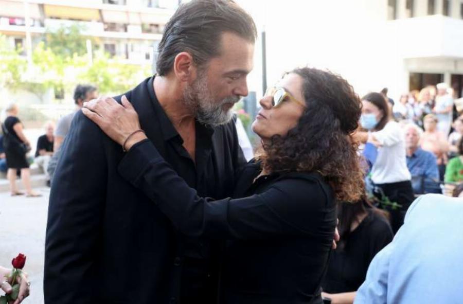 Κώστας Καζάκος: Ανείπωτη θλίψη στο τελευταίο «αντίο» στον σπουδαίο ηθοποιό