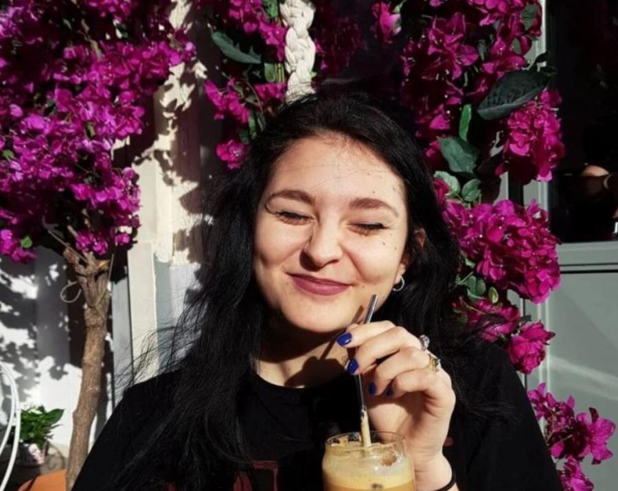 Ρεγγίνα Καραμίχου: Η κόρη του Γιώργου Καραμίχου είναι μια κούκλα, έγινε 22 ετών και είναι φτυστή ο μπαμπάς της