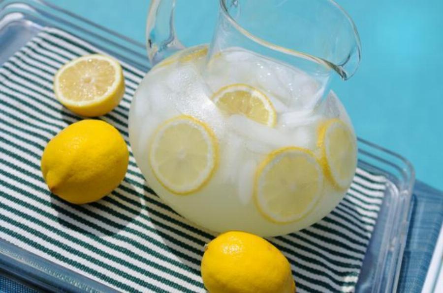 Λεμόνι: Οι ευεργετικές ιδιότητες, τα φυσικά ένζυμα για την καλή λειτουργία στο συκώτι, το φάρμακο για την γρίπη και ο μαχητής του καρκίνου