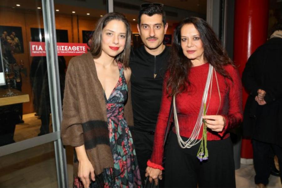 Λίλα Καφαντάρη: Παραμένει σικ και γοητευτική στα 61 της και ποζάρει σε μια σπάνια εμφάνιση με την κόρη της