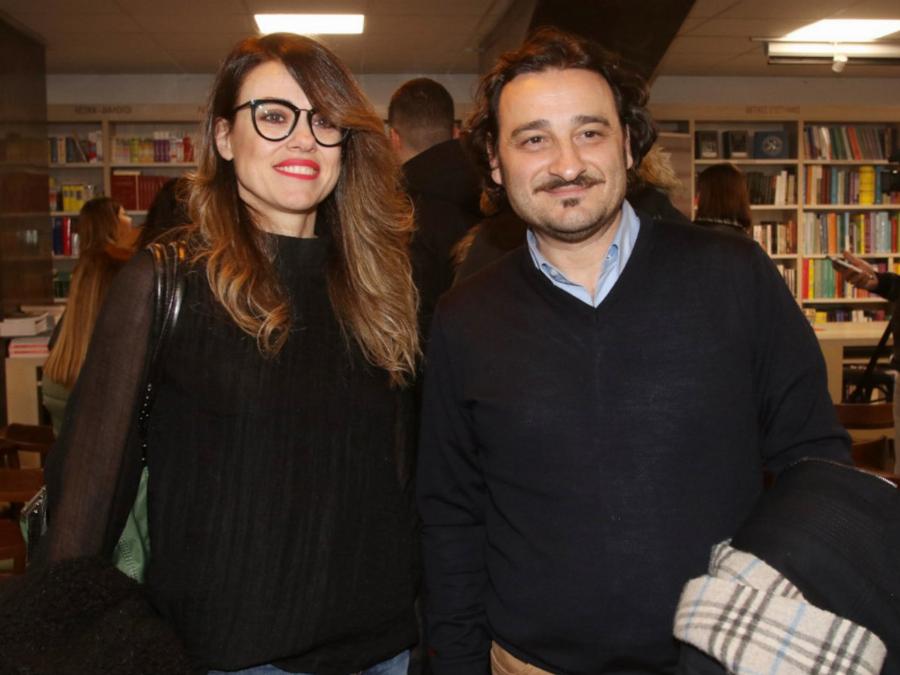 Πιο εντυπωσιακή από ποτέ η σύζυγος του Βασίλη Χαραλαμπόπουλου αρνείται να αποχαιρετήσει το καλοκαίρι και ποζάρει με μπικίνι