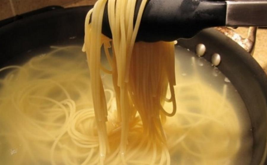 Κι’ όμως αυτό είναι το μεγαλύτερο λάθος με τα μακαρόνια: Το κάνουμε όλοι και για αυτό βγαίνουν άνοστα