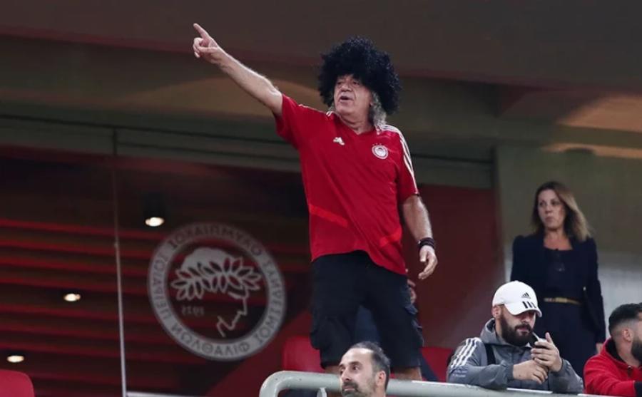 Έκλεψε την παράσταση: Με περούκα Μαρσέλο ο Τάκης Τσουκαλάς στο Καραϊσκάκη