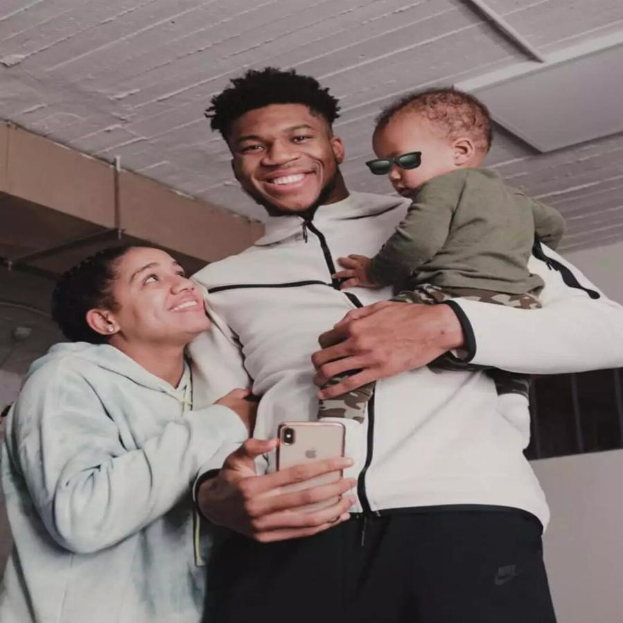 Τους στηρίζουν και στα δύσκολα και στα εύκολα: Οι γυναίκες πίσω από τους παίκτες της Εθνικής ομάδας που σάρωσε στο Eurobasket 2022