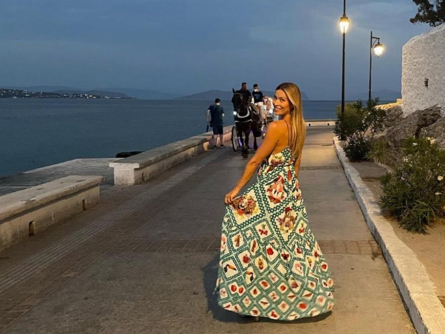 Η συγκλονιστική εμφάνιση της Μαριέττας Χρουσαλά με φόρεμα αξίας 1.800 ευρώ – Τράβηξε τα βλέμματα όλων στις Σπέτσες