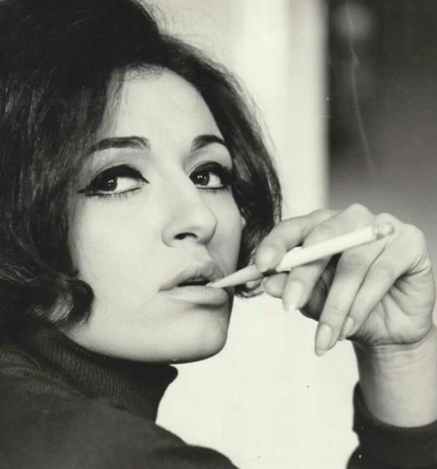 «Δεν έχω Φιλιππινέζα, ρόλεξ και BMW. Αγαπώ τους φίλους μου, τους σκύλους μου, τις αναμνήσεις μου, τις ρυτίδες μου, τους θεατρίνους και τα ταξίδια»