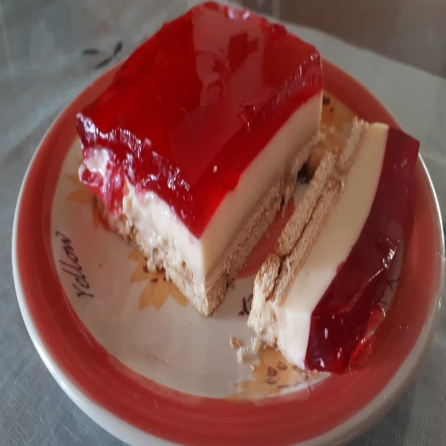 Για τις λιγούρες: Λαχταριστό γλυκό ψυγείου με αφράτη κρέμα, μπισκοτένια βάση και επικάλυψη ζελέ