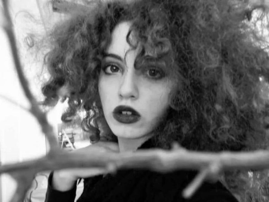 Όλα άλλαξαν κι’ όμως παραμένει μία κούκλα: Η μικρή Μπέττυ από το «Λατρεμένοι μου Γείτονες» έχει γίνει ολόκληρη γυναίκα