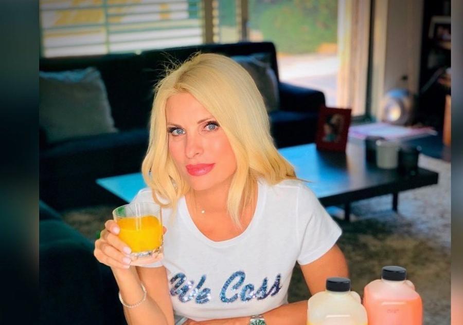 Το εσωτερικό από το σπίτι της Ελένης Μενεγάκη στα Μελίσσια: Το πέτρινο τζάκι και η μοντέρνα διακόσμηση