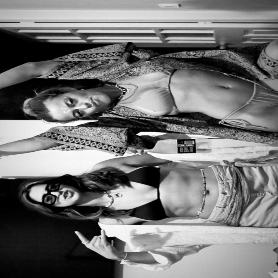 Το καλοκαίρι είναι για την Γαία Μερκούρη: Η κοπέλα του Άγγελου Λάτσιου ποζάρει με κιμονό και μπικίνι και είναι μια κούκλα