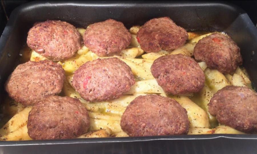 Ο σωστός ο κεφτές: Το μυστικό για “μπαμπάτσικα” μπιφτέκια με ξύδι και άλλα 2 υλικά