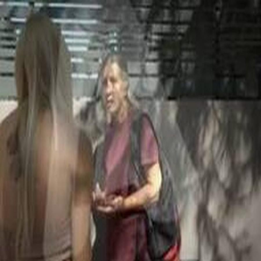 Η στιγμή που η δημοσιογράφος πλησιάζει την μητέρα του Μπάμπη Αναγνωστόπουλου και εκείνη απαρνείται την ταυτότητα της ως μητέρα του δολοφόνου