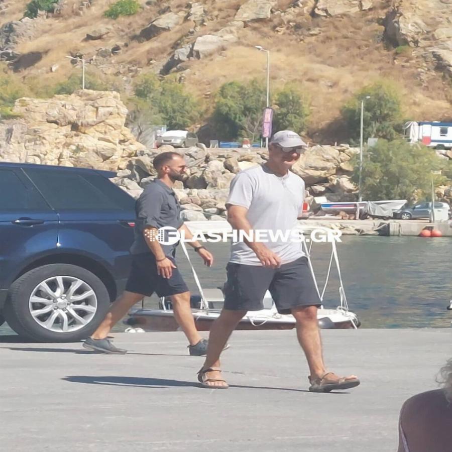 Με πέδιλο και βερμούδα σαν τουρίστας: Ξανά στα Σφακιά ο Κυριακός Μητσοτάκης για το Σαββατοκύριακο