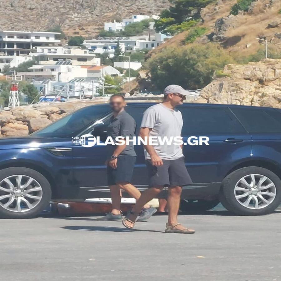 Με πέδιλο και βερμούδα σαν τουρίστας: Ξανά στα Σφακιά ο Κυριακός Μητσοτάκης για το Σαββατοκύριακο