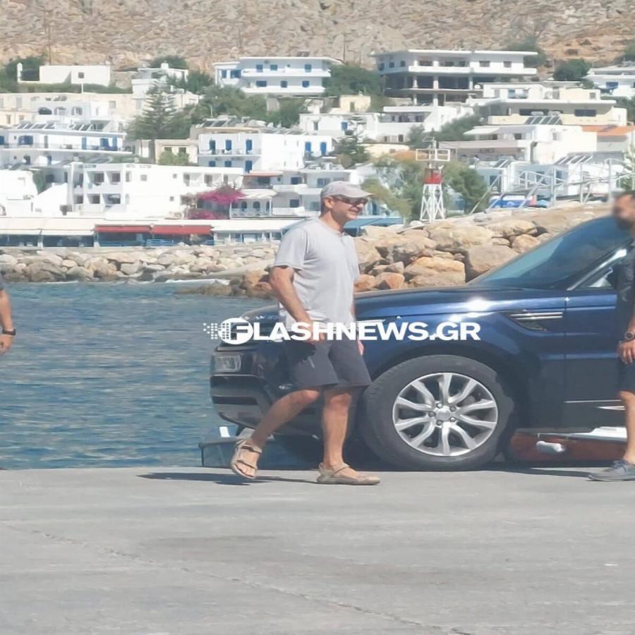 Με πέδιλο και βερμούδα σαν τουρίστας: Ξανά στα Σφακιά ο Κυριακός Μητσοτάκης για το Σαββατοκύριακο