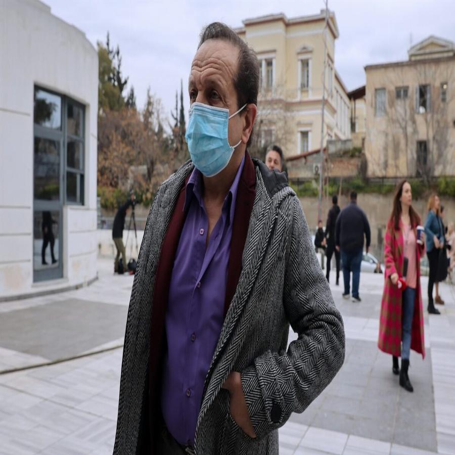 Πανελλήνιο σούσουρο στη δίκη Φιλιππίδη: Έξαλλος ο Μπιμπίλας πέταξε λαχεία προς τη δικηγόρο του ηθοποιού μπροστά σε όλους