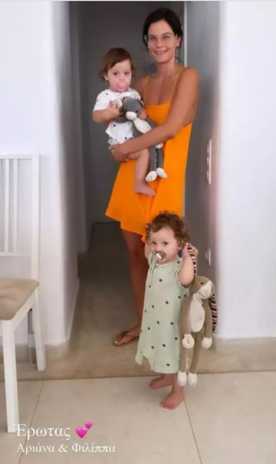 Σαν δυό σταγόνες νερό: Η Χριστίνα Μπόμπα μας συστήνει την αδελφή της για πρώτη φορά, στη Μύκονο για τη βάφτιση των διδύμων