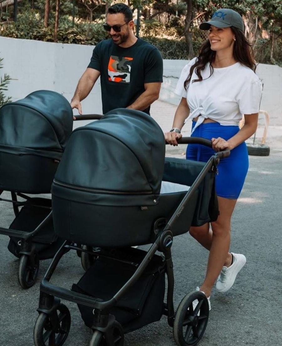 Σάκης Τανιμανίδης- Χριστίνα Μπόμπα: Αποφασίζουν να βαφτίσουν τα δίδυμα με οκτώ νονούς και μάλιστα στην Μύκονο