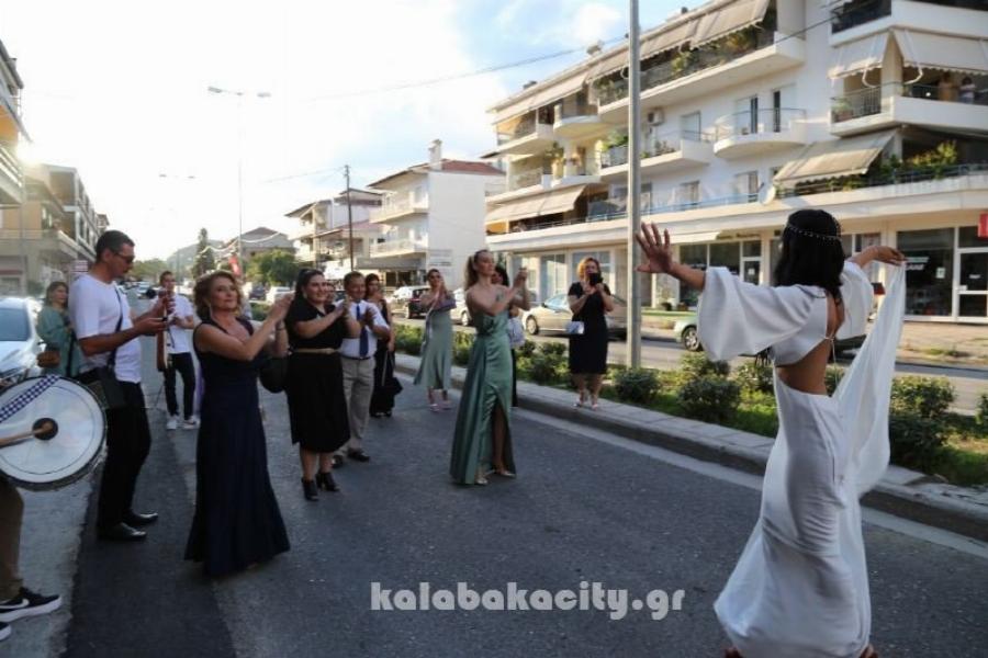 ‘Ολα τα βλέμματα πάνω της: Η πανέμορφη νύφη που σταμάτησε την κυκλοφορία χορεύοντας ποντιακά, όλοι την χειροκροτούσαν