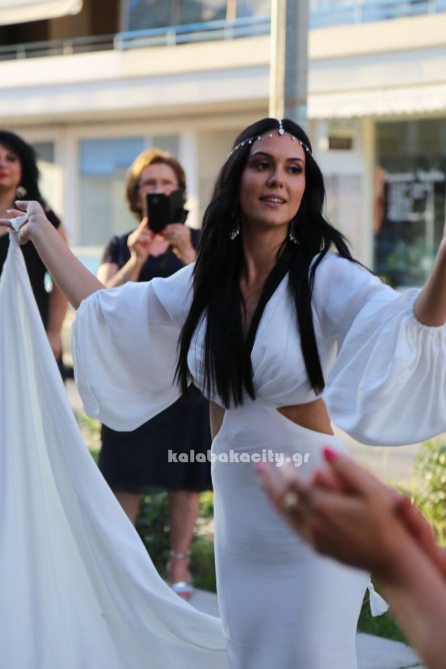 ‘Ολα τα βλέμματα πάνω της: Η πανέμορφη νύφη που σταμάτησε την κυκλοφορία χορεύοντας ποντιακά, όλοι την χειροκροτούσαν