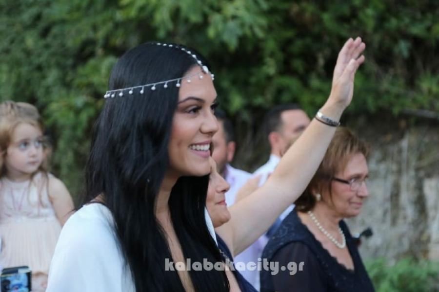 ‘Ολα τα βλέμματα πάνω της: Η πανέμορφη νύφη που σταμάτησε την κυκλοφορία χορεύοντας ποντιακά, όλοι την χειροκροτούσαν