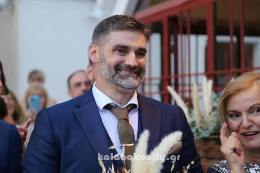 ‘Ολα τα βλέμματα πάνω της: Η πανέμορφη νύφη που σταμάτησε την κυκλοφορία χορεύοντας ποντιακά, όλοι την χειροκροτούσαν