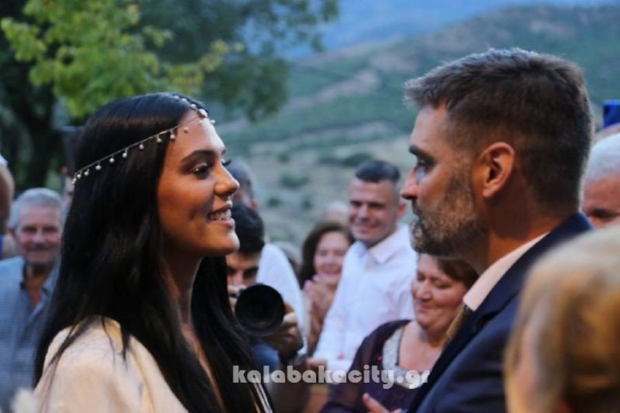 ‘Ολα τα βλέμματα πάνω της: Η πανέμορφη νύφη που σταμάτησε την κυκλοφορία χορεύοντας ποντιακά, όλοι την χειροκροτούσαν