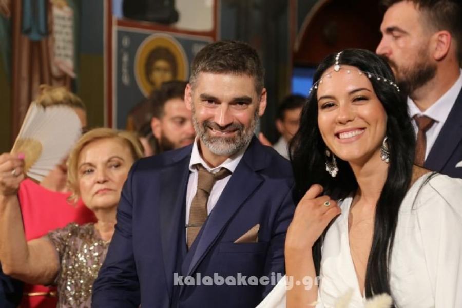 ‘Ολα τα βλέμματα πάνω της: Η πανέμορφη νύφη που σταμάτησε την κυκλοφορία χορεύοντας ποντιακά, όλοι την χειροκροτούσαν