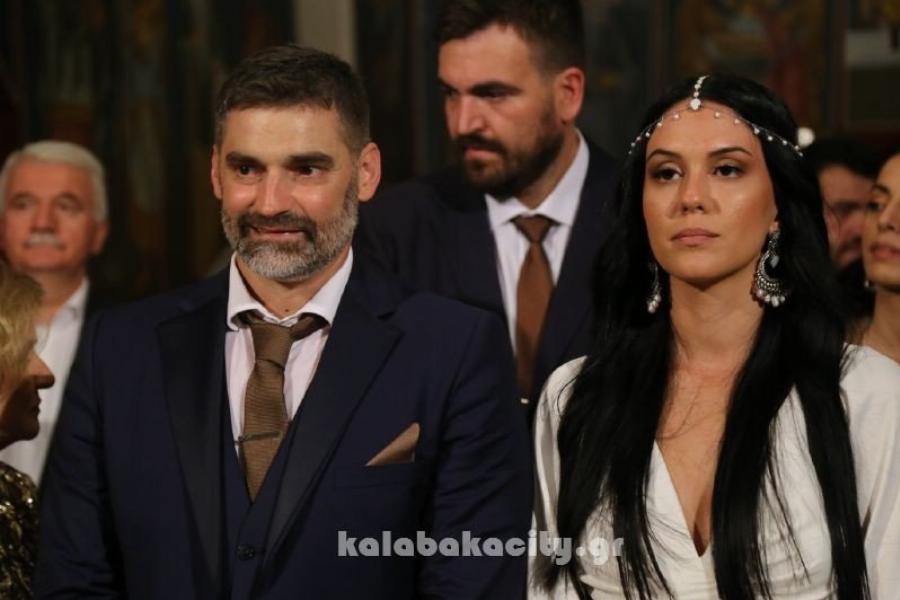 ‘Ολα τα βλέμματα πάνω της: Η πανέμορφη νύφη που σταμάτησε την κυκλοφορία χορεύοντας ποντιακά, όλοι την χειροκροτούσαν