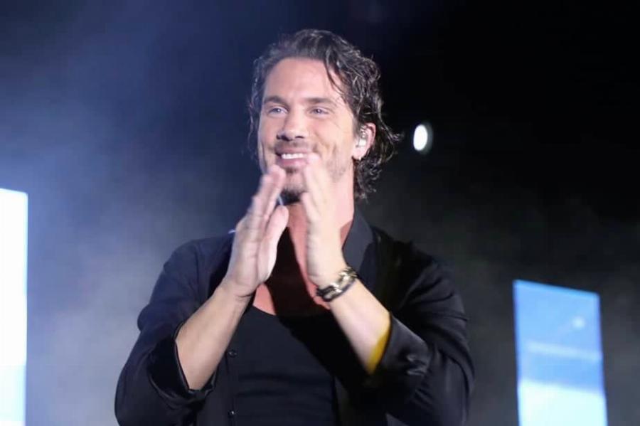 Συγκίνησε όλη την Ελλάδα ξανά: Ο Νίκος Οικονόμοπουλος τραγούδησε κρατώντας αγκαλιά ένα μωρό