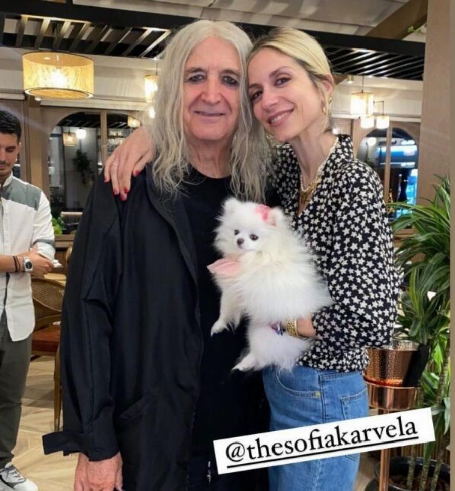 O Νίκος Καρβέλας σε μια φωτογραφία που δεν μας έχει συνηθίσει: Χαμογελαστός και χαρούμενος πλάι στην κόρη του Σοφία