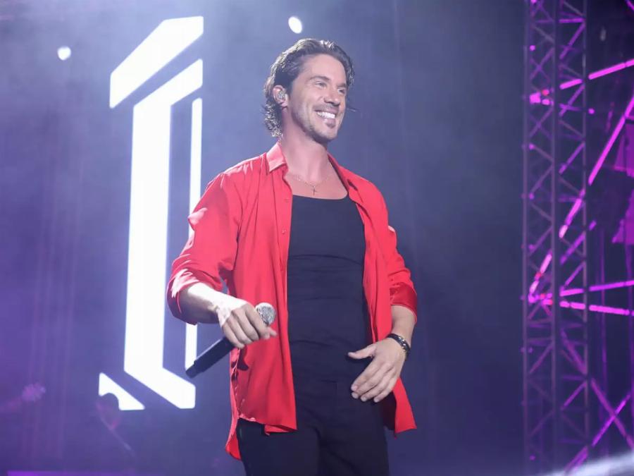 Νίκος Οικονομόπουλος: Η αγάπη του για την Πάτρα, οι φωτογραφίες των παπαράτσι και η συγκίνηση του στην συναυλία