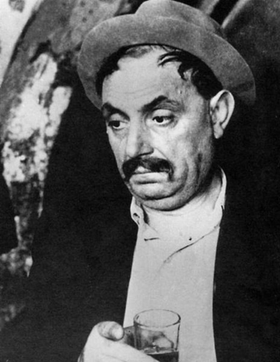 Ορέστης Μακρής: Η σπάνια εικόνα με την κόρη του στην οικία του στο Χαλάνδρι στις αρχές του ‘70