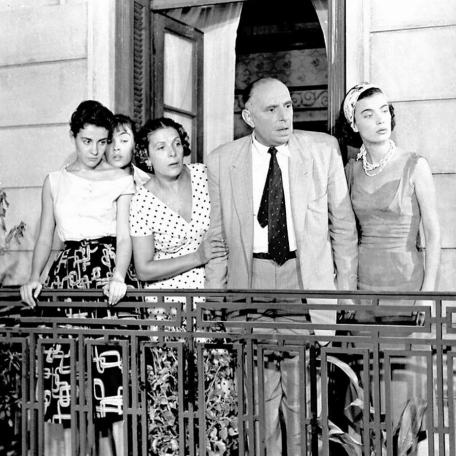 Ορέστης Μακρής: Η σπάνια εικόνα με την κόρη του στην οικία του στο Χαλάνδρι στις αρχές του ‘70